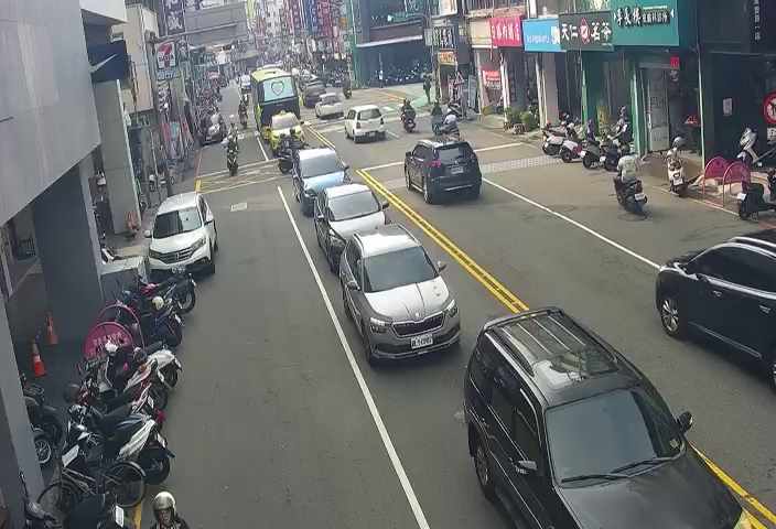 中正路/博愛街(右側車流往廟東夜市)