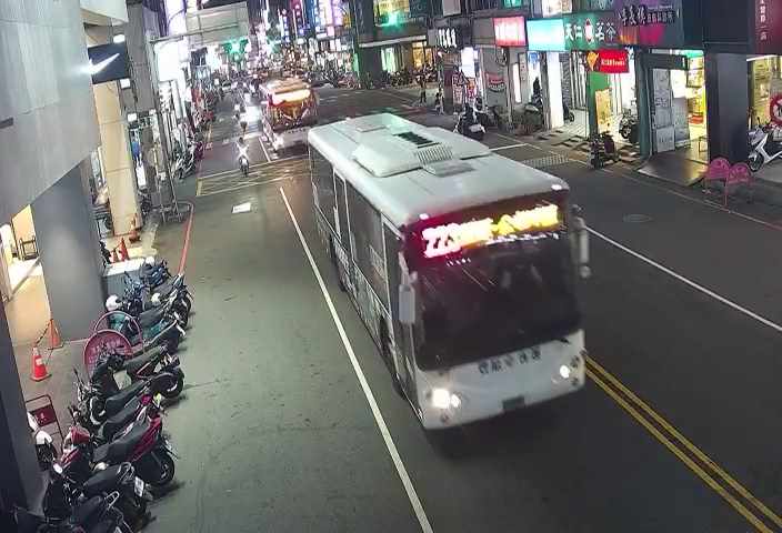 中正路/博愛街(右側車流往廟東夜市)