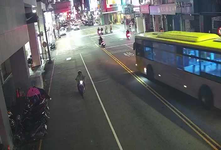 中正路/博愛街(右側車流往廟東夜市)