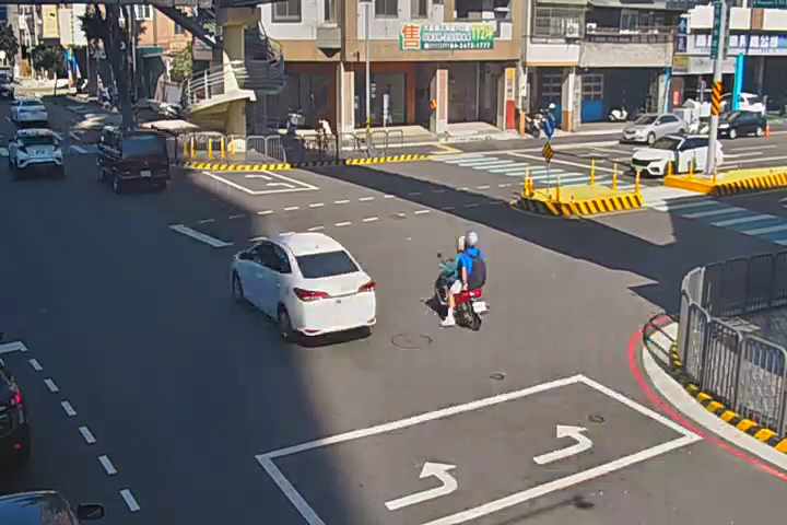 台中市南區五權南路/忠明南路(右側車流往復興路)