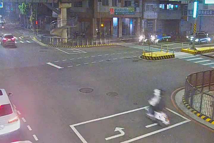 五權南路/忠明南路(右側車流往復興路)