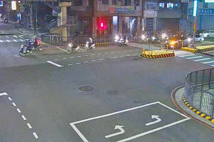 五權南路/忠明南路(右側車流往復興路)