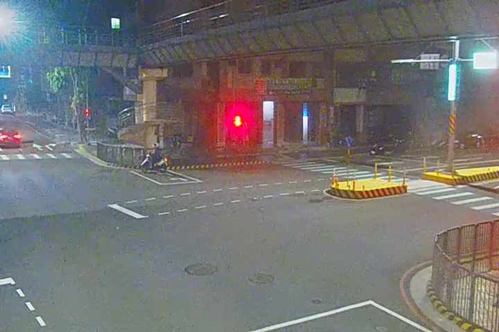 五權南路/忠明南路(右側車流往復興路)