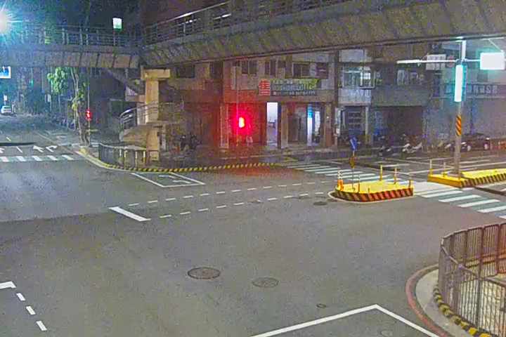 台中市南區五權南路/忠明南路(右側車流往復興路)