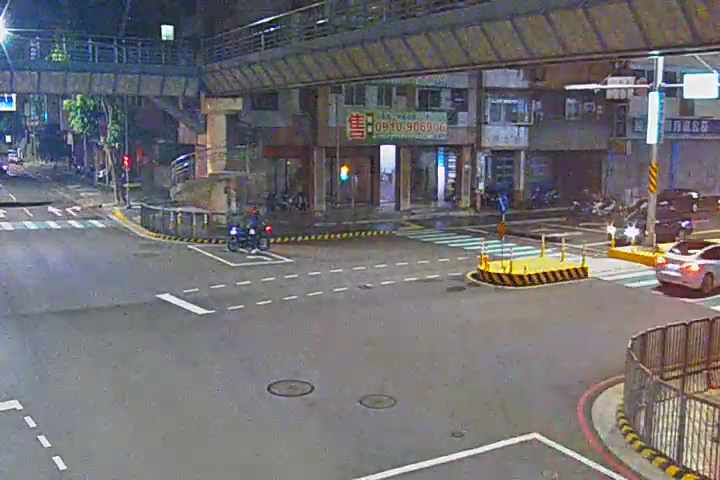 台中市南區五權南路/忠明南路(右側車流往復興路)