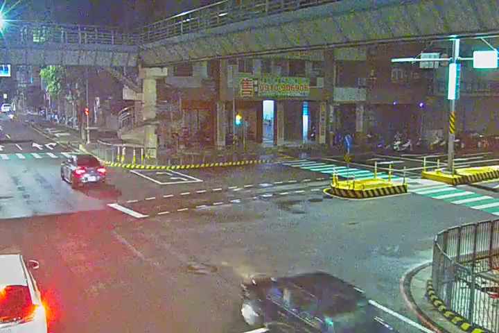 台中市南區五權南路/忠明南路(右側車流往復興路)