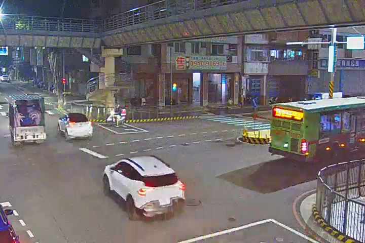 五權南路/忠明南路(右側車流往國光路)