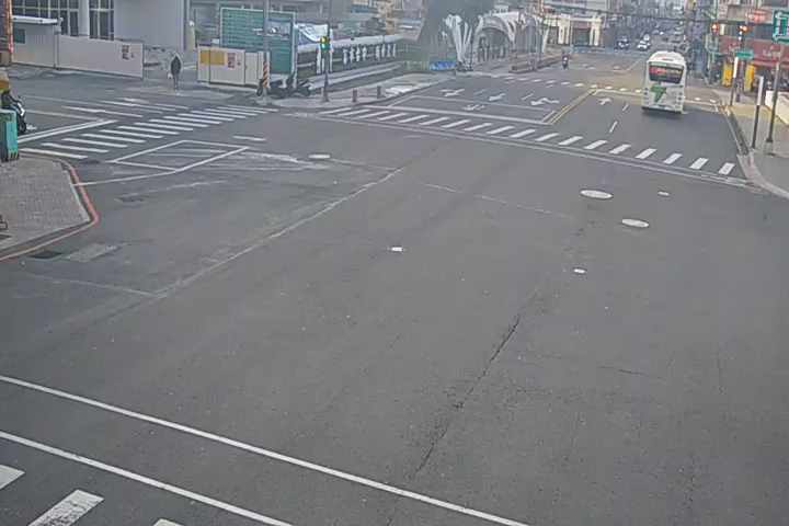 臺灣大道/柳川西路(右側車流往建國路)