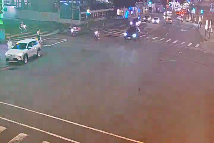 台灣大道/柳川西路(右側車流往建國路)Taiwan Blvd/Liuchuan W. Rd.(Right side Traffic flow to Jianguo Rd.)