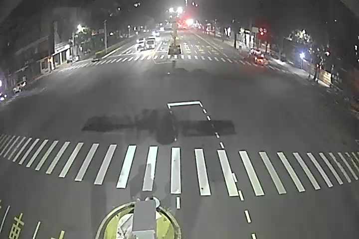 臺灣大道/大墩路(右側車流往台中交流道)