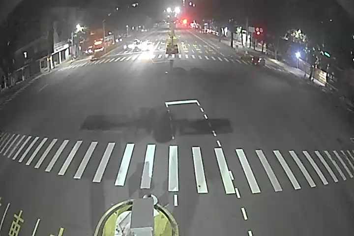 臺灣大道/大墩路(右側車流往台中交流道)