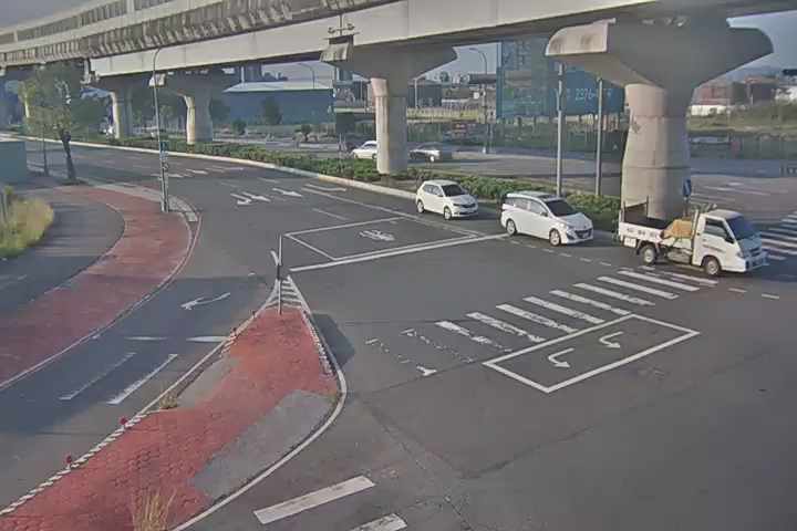 三民西路/文心南路(右側車流往中山醫方向)