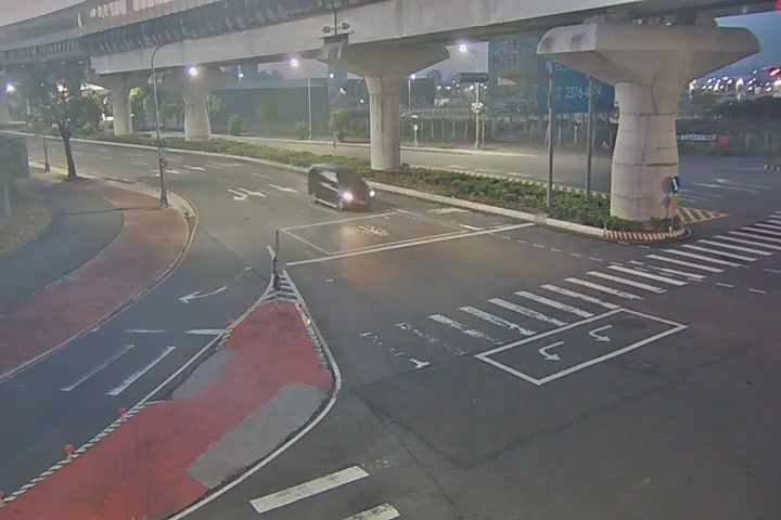 三民西路/文心南路(右側車流往中山醫方向)