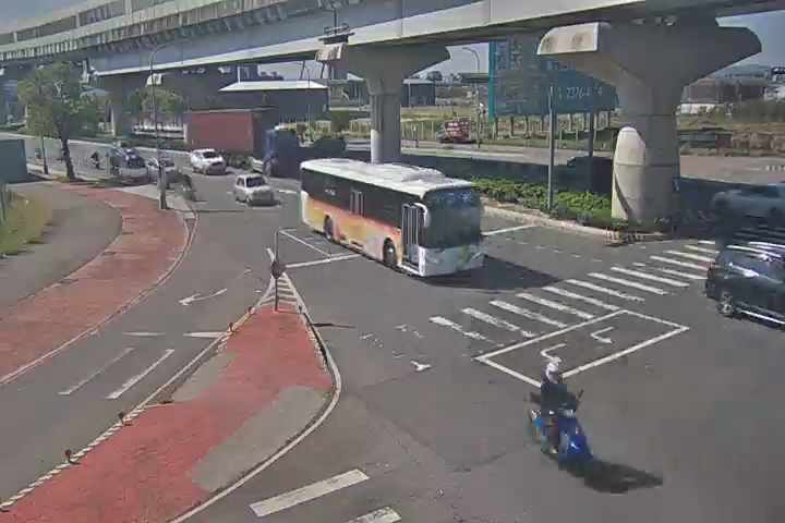 三民西路/文心南路(右側車流往中山醫方向)