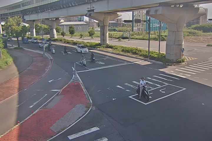 三民西路/文心南路(右側車流往中山醫方向)