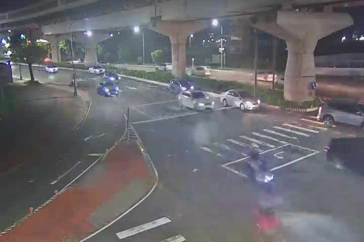 三民西路/文心南路(右側車流往中山醫方向)