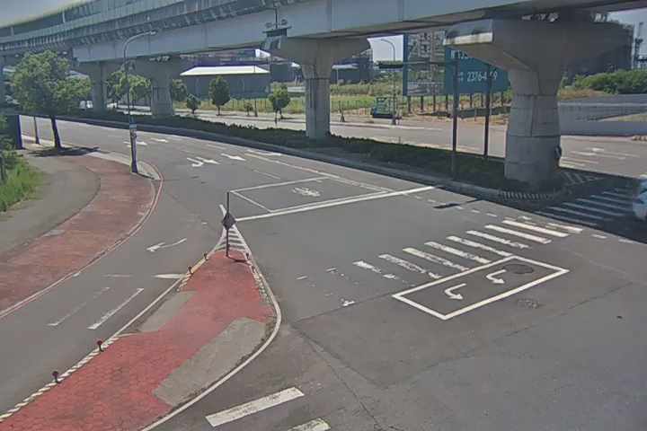 三民西路/文心南路(右側車流往中山醫方向)