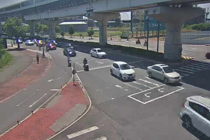 三民西路/文心南路(右側車流往中山醫方向)