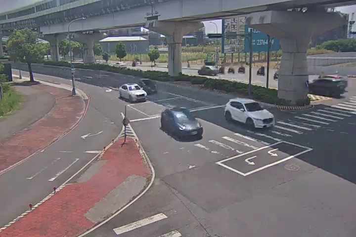 三民西路/文心南路(右側車流往中山醫方向)