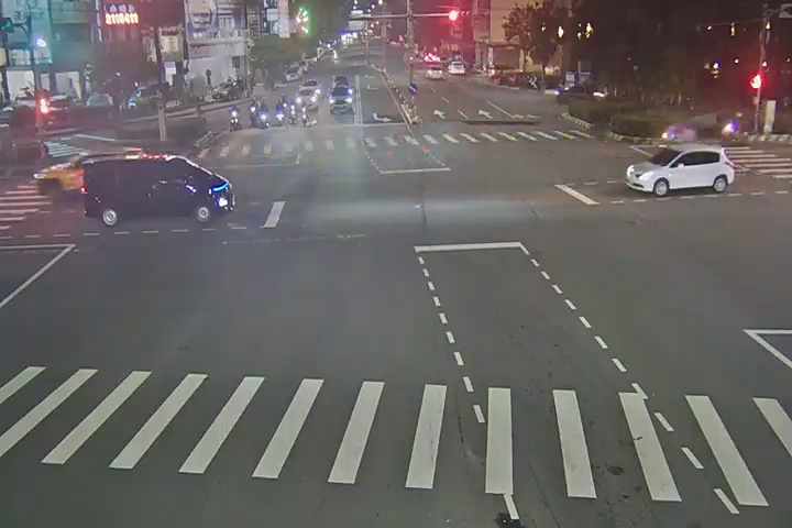 進化路/精武路(右側車流往自由路)