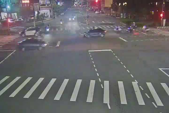 台中市東區進化路/精武路(右側車流往自由路)