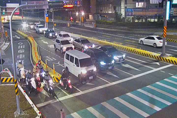 忠明南路/國光路(右側車流往建國路)