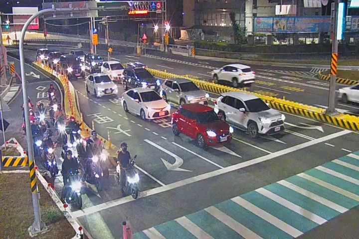 忠明南路/國光路(右側車流往建國路)