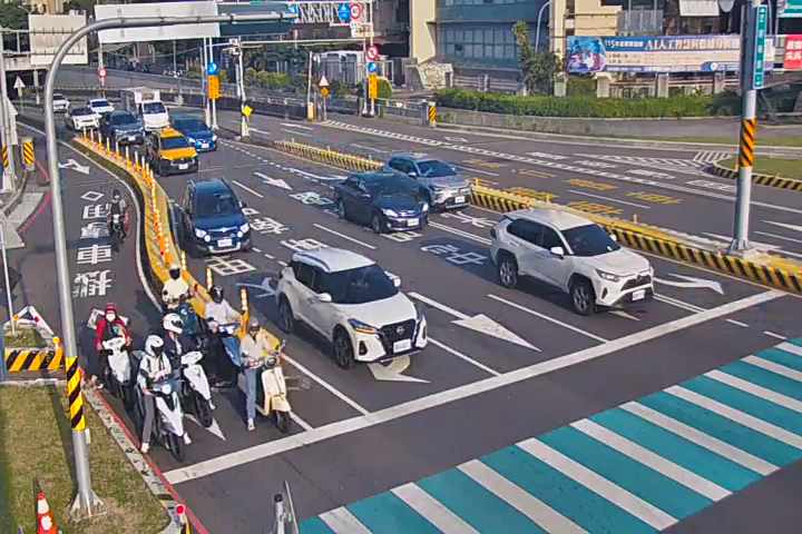 忠明南路/國光路(右側車流往建國路)