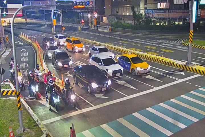 忠明南路/國光路(右側車流往建國路)