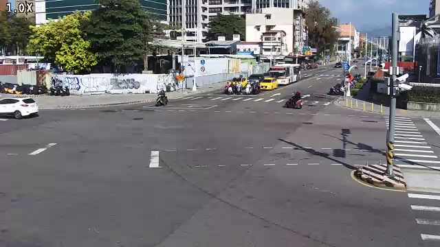 南京路/雙十路(右側車流往建成路)