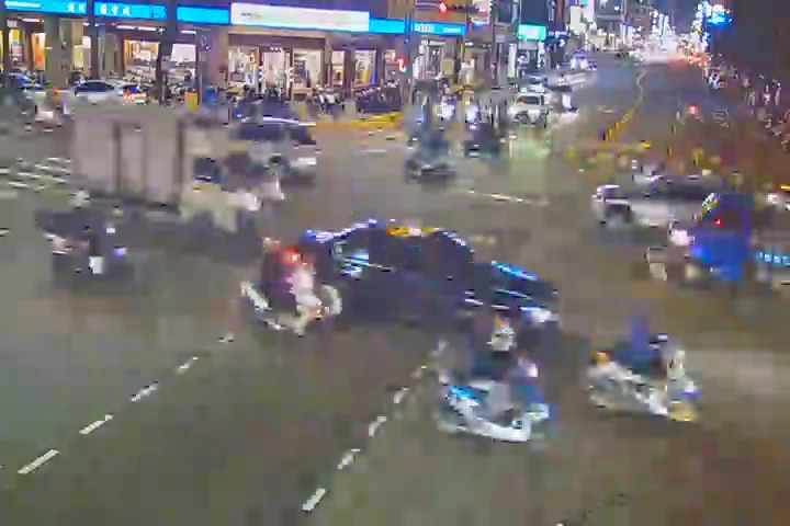 公益路/忠明南路(右側車流往市民廣場)