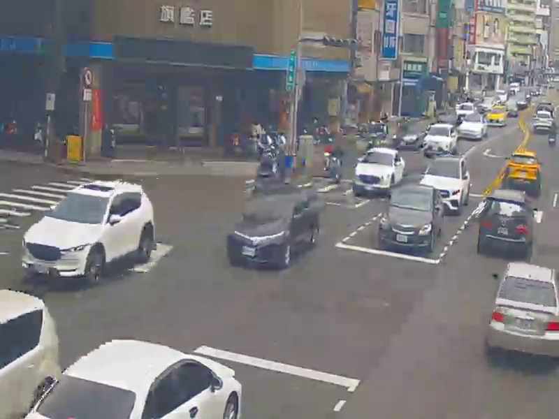 台中市西區公益路/忠明南路(右側車流往市民廣場)